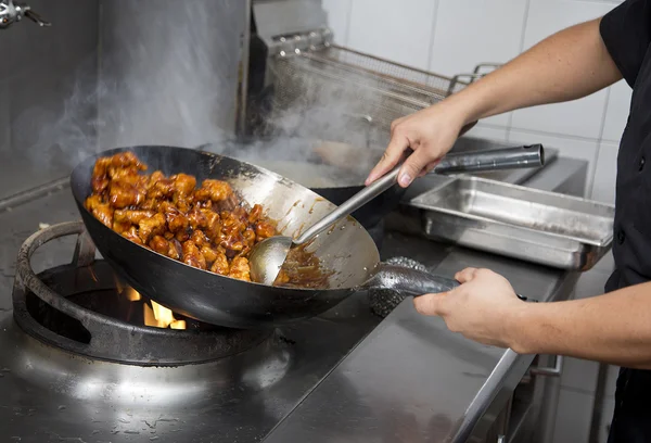 Hombre manos cocina — Foto de Stock