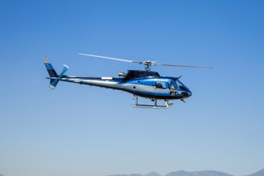 uçan bir helikopter