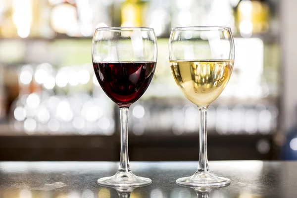 Szklane butelki i wina — Zdjęcie stockowe