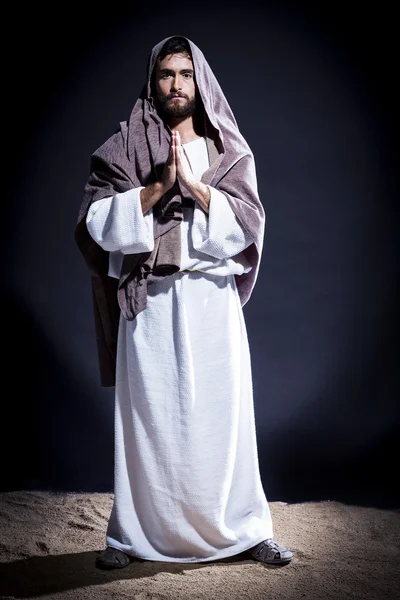 耶稣祷告在黑色背景上 — 图库照片