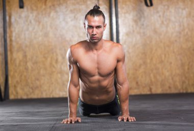 İçinde jimnastik salonu kas delikanlı