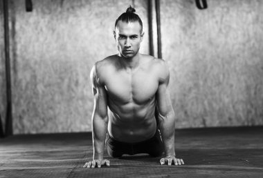 İçinde jimnastik salonu kas delikanlı