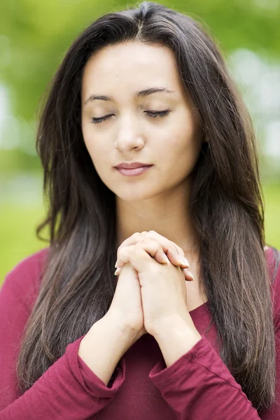 Kobieta modli się na zewnątrz — Zdjęcie stockowe