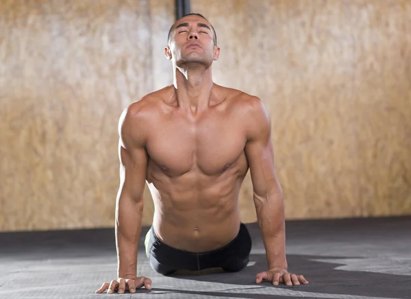 Giovane uomo muscoloso in palestra — Foto Stock