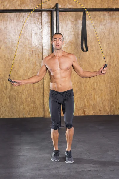 Junger muskulöser Mann im Fitnessstudio — Stockfoto