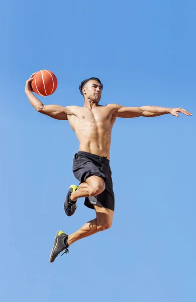 Jogador de basquete em ação — Fotografia de Stock