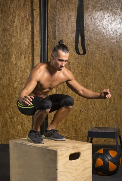 Tineri muscular om în sala de gimnastică — Fotografie, imagine de stoc