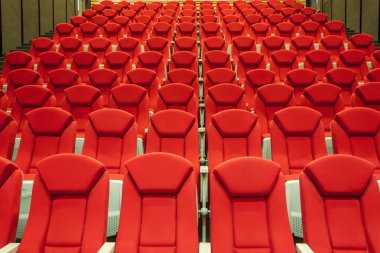 Kırmızı sinema ya da tiyatro koltukları