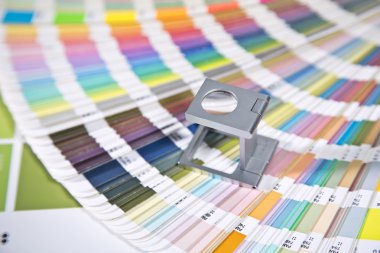 Bir yaprak üzerinde gümüş cam duran