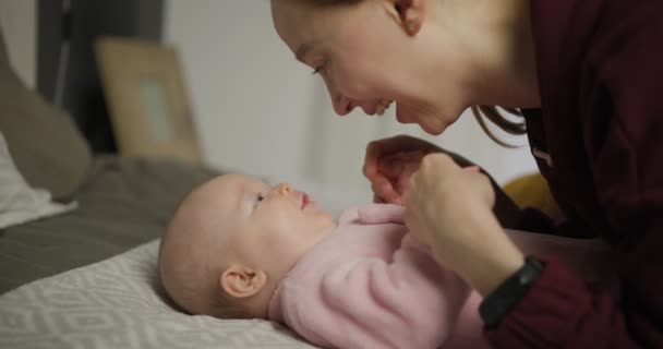 아기가 있는 아름다운 엄마. 엄마랑 갓 태어난 아기. 어머니는 아기를 보고 미소를 짓습니다. 아기와 함께 행복 한 젊은 여성. 4k 비디오 — 비디오