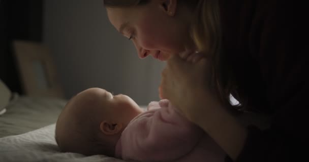 Ung vacker mamma med barn. Nyfött barn med sin mamma. Mamman ler mot sitt barn. Glad ung kvinna med sitt barn. 4k-video — Stockvideo