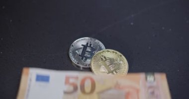 Bitcoin. Bitcoinler banknotlar halinde düşüyorlar. Kripto para birimi ve para.
