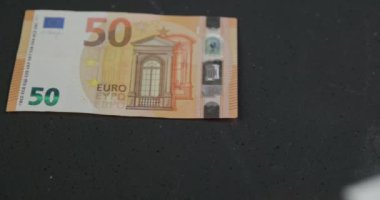 Bitcoin. Kripto para, bitcoin ve para. Avroya karşılık bitcoin değişimi. Euro banknotları. Avro faturaları.