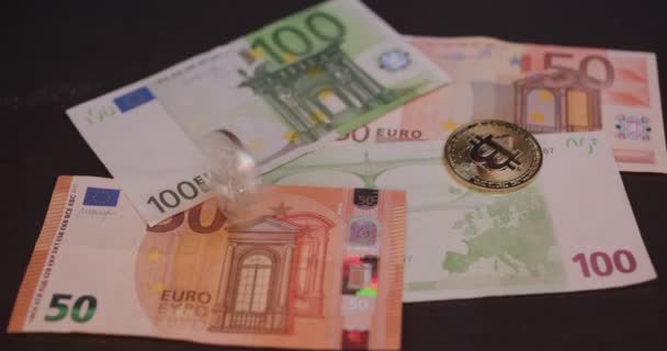 Bitcoin i euro. Bitcoin jest bliskim planem. Banknoty euro. Kryptowaluta. Powolne wideo 4k — Wideo stockowe