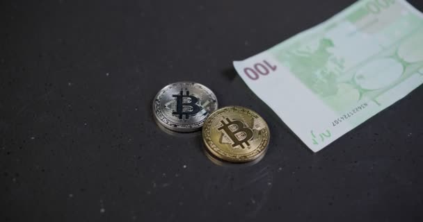 Bitcoin. A bitcoinok hulló bankjegyek. Kriptovaluta és pénz. — Stock videók