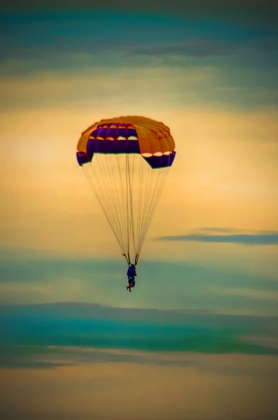 Pattaya adlı parasailing — Stok fotoğraf