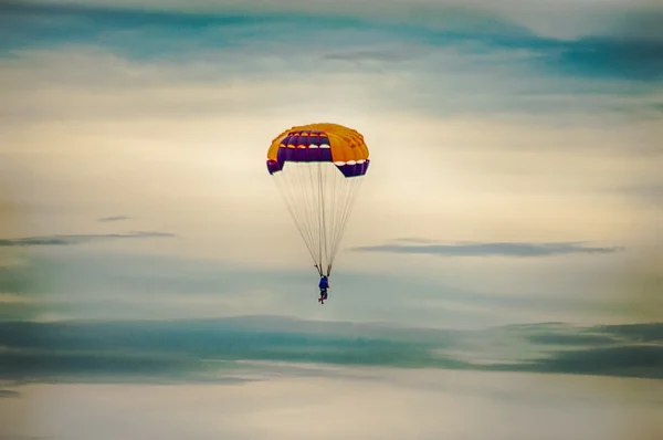 Pattaya adlı parasailing