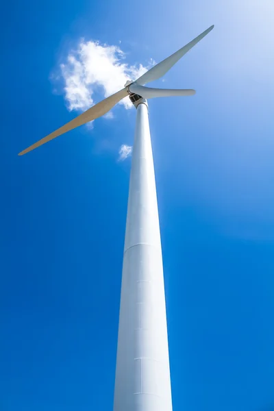 Turbina eólica. O gerador de turbina eólica, a energia renovável — Fotografia de Stock
