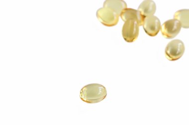 Beyaz arka plan üzerinde jel kapsül