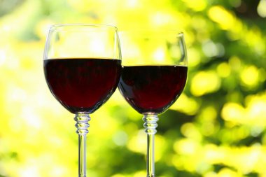 Bir kadeh kırmızı şarap.