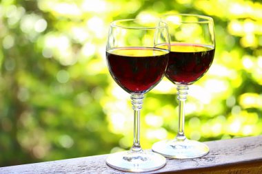 Bir kadeh kırmızı şarap.