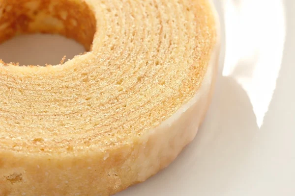 Baumkuchen beyaz plaka üzerinde