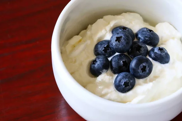 Eine Nahaufnahme Von Natürlichem Griechischen Joghurt Mit Frischen Blaubeeren Darauf — Stockfoto
