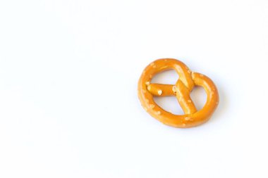 Beyaz arka planda lezzetli krakerlerin yakın plan çekimi..  