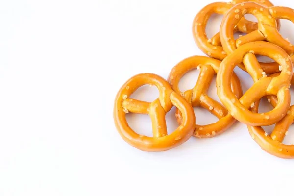 Close Alguns Deliciosos Lanches Pretzel Fundo Branco — Fotografia de Stock