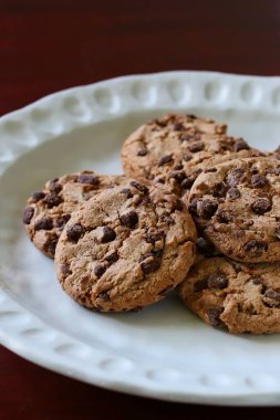Beyaz seramik tabakta ev yapımı çikolatalı kurabiyelerden yakın çekim..
