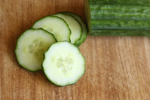 Pepino en rodajas en el tablero de corte — Foto de Stock