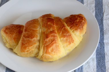 Yeni pişmiş kruvasan.