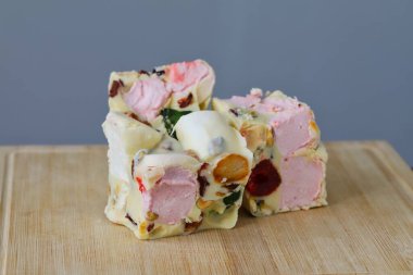 Tahta kesme tahtasındaki kayalık bir yolun yakın plan çekimi.. 