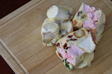 Tahta kesme tahtasındaki kayalık bir yolun yakın plan çekimi.. 