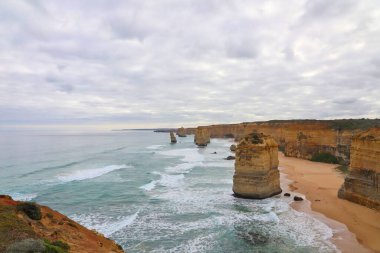 Büyük Okyanus Yolu 'ndaki 12 Havarinin harika manzarası, Victoria, Avustralya.