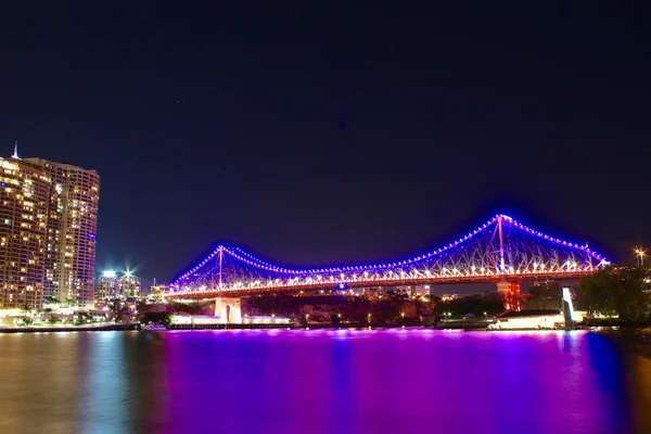 Verhaal brug bij nacht — Stockfoto