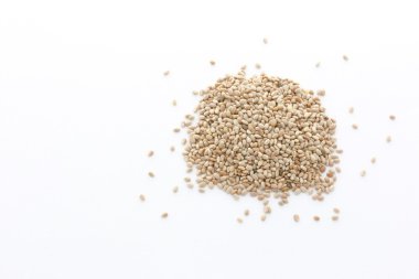 Beyaz arkaplanda Chia tohumları