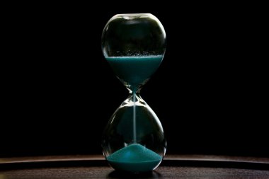 Siyah arka plan üzerine kum saati