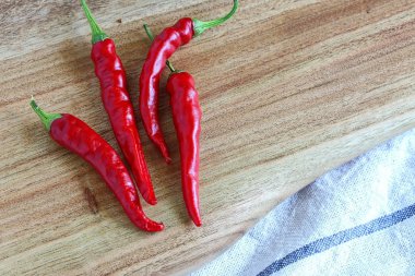 Ahşap kesme tahtası üzerinde taze kırmızı biber.