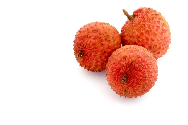 Litchi på vit bakgrund — Stockfoto