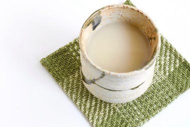 Geleneksel Japon pirinç içkisi