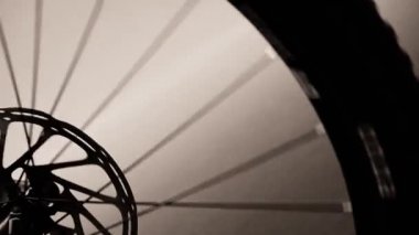 Hala bir kadeh dönüm bisiklet tekerleği closeup silüeti. Geçiş