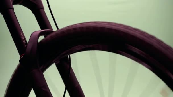 Closeup silhouet van mountain bike vork schudden op groen scherm. — Stockvideo