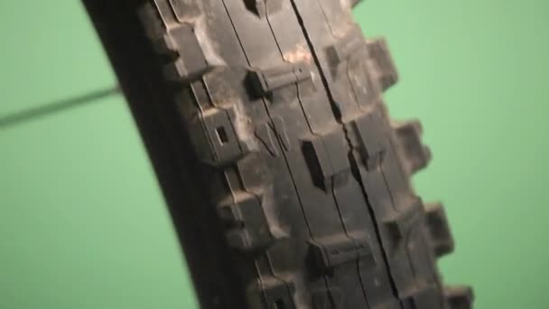 Nahaufnahme auf einem Mountainbike-Reifen, der sich mit unterschiedlicher Geschwindigkeit dreht — Stockvideo