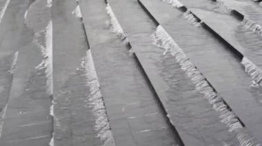 Closeup çağdaş ve minimalist çeşme açık havada. HD 1080