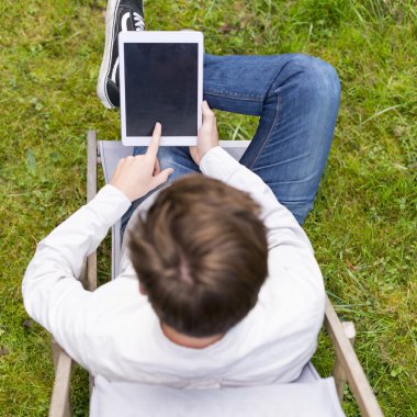Dizüstü bilgisayarında yazan adamın kuş görünümü yakın çekim