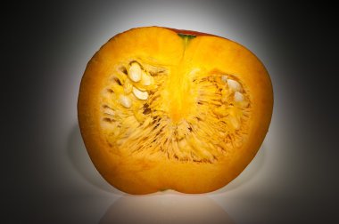 Koyu ambiyans odak aydınlatma ile yarım turuncu kabak