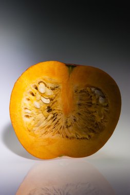 Odak aydınlatmalı yarım portakallı balkabağı. Karanlık ortam