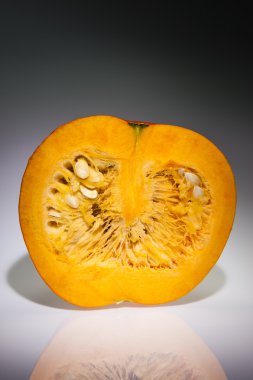 Ön boylamsal bölümü ile yarım turuncu kabak.
