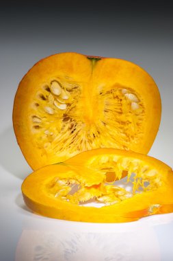 Dilim ve tohumlu yarım portakallı kabak